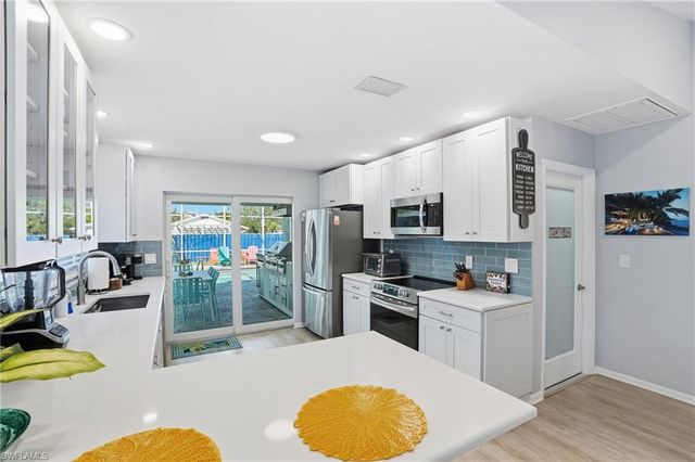 595 109th AVE N, Naples, FL 34108