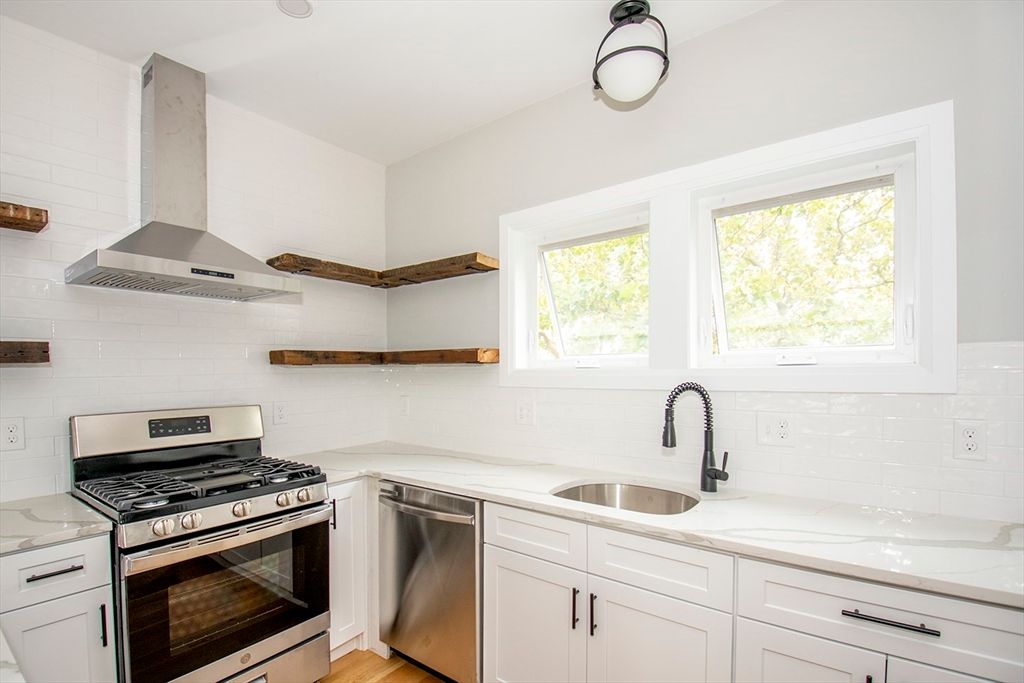 348 Chelsea St. 3, Boston, MA 02128