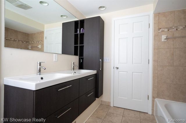 7000 Pebblecreek Road, West Bloomfield, MI 48322