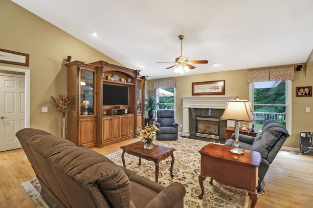 44 Inwood Ct, Crossville, TN 38558