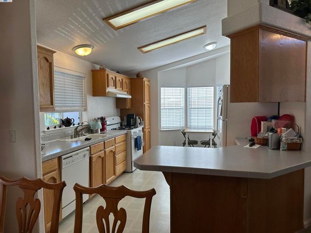 711 Old Canyon Rd, Fremont, CA 94536