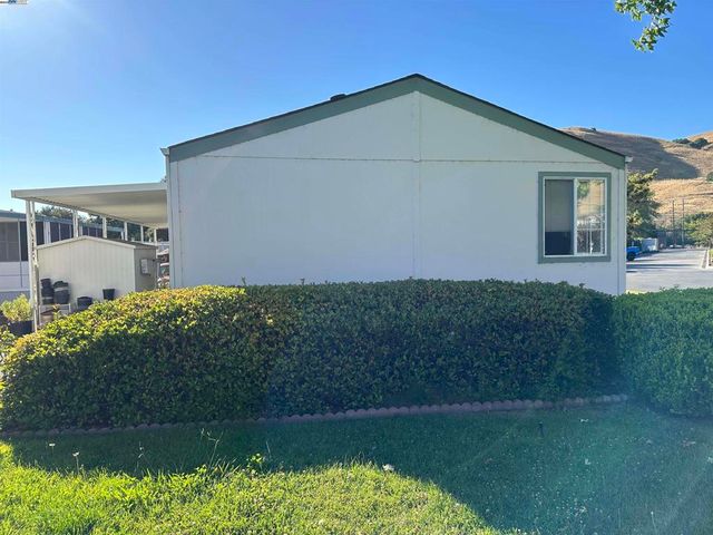 711 Old Canyon Rd, Fremont, CA 94536