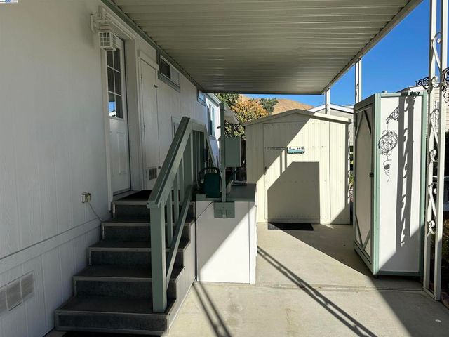 711 Old Canyon Rd, Fremont, CA 94536