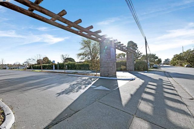 711 Old Canyon Rd, Fremont, CA 94536