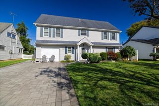 27 Welcome Lane, Wantagh, NY 11793