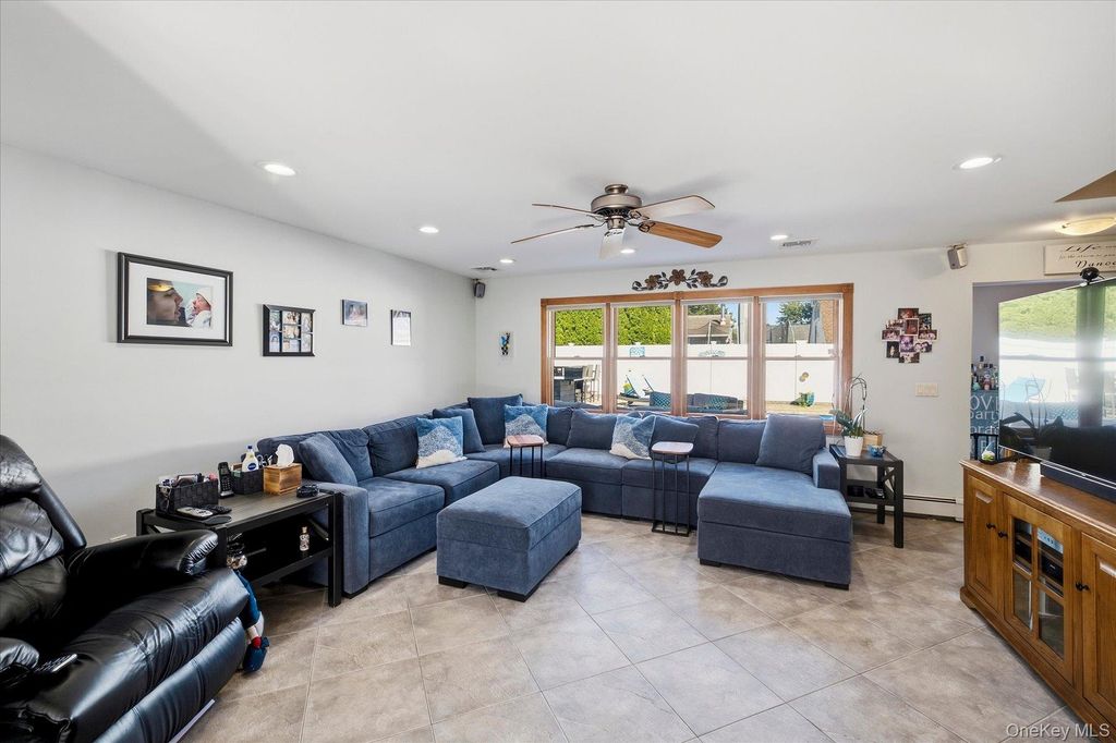 27 Welcome Lane, Wantagh, NY 11793 — photo 3