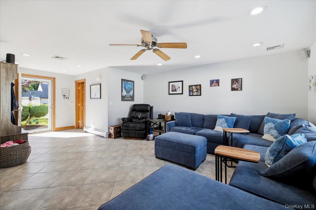 27 Welcome Lane, Wantagh, NY 11793 — photo 4