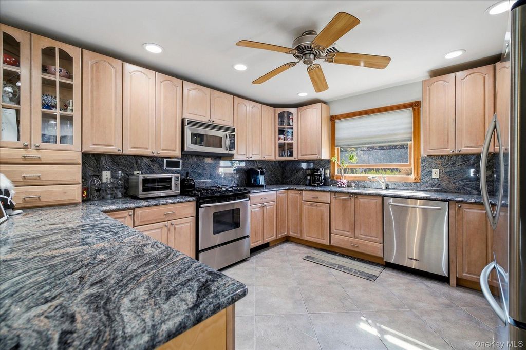 27 Welcome Lane, Wantagh, NY 11793 — photo 5