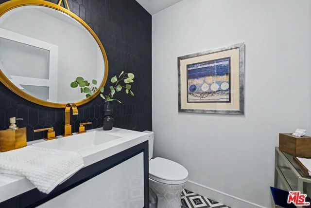 922 Berkeley Street, Santa Monica, CA 90403