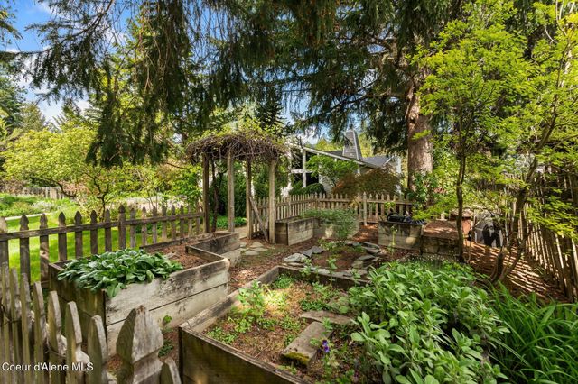 207 Birch Banks Road, Sagle, ID 83860