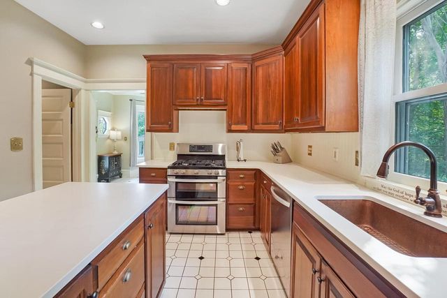 605 W Wisconsin AVENUE, Oconomowoc, WI 53066
