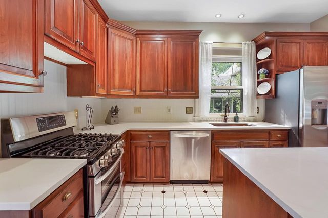 605 W Wisconsin AVENUE, Oconomowoc, WI 53066