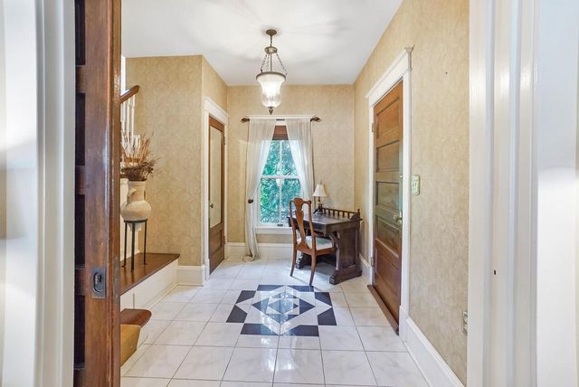 605 W Wisconsin AVENUE, Oconomowoc, WI 53066
