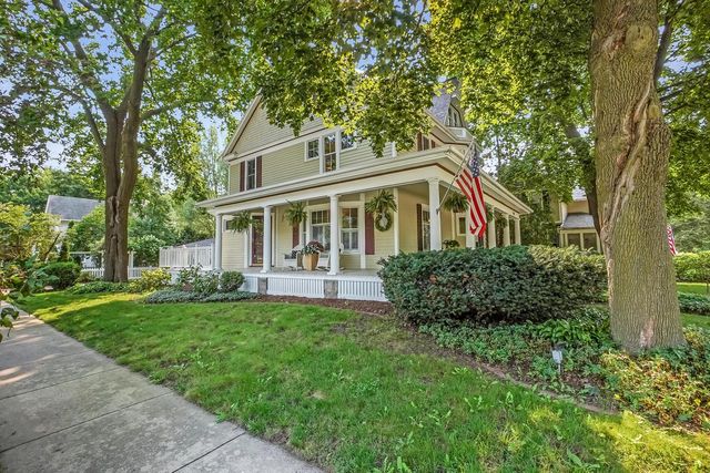 605 W Wisconsin AVENUE, Oconomowoc, WI 53066