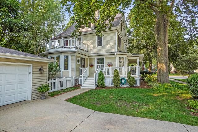 605 W Wisconsin AVENUE, Oconomowoc, WI 53066