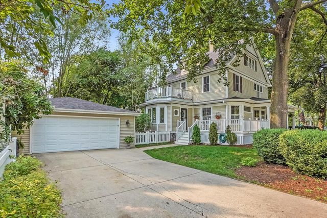 605 W Wisconsin AVENUE, Oconomowoc, WI 53066