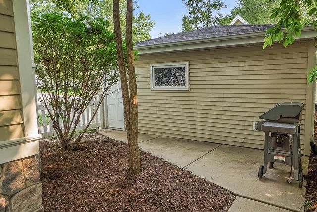 605 W Wisconsin AVENUE, Oconomowoc, WI 53066