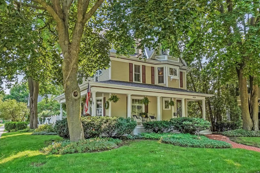 605 W Wisconsin AVENUE, Oconomowoc, WI 53066