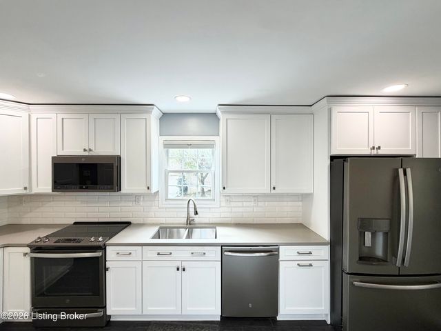 3410 Hardwood Forest Dr, Louisville, KY 40214