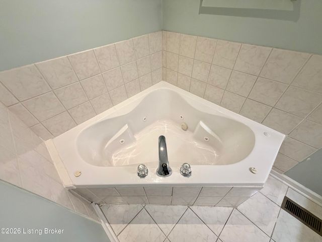 3410 Hardwood Forest Dr, Louisville, KY 40214