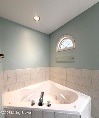 3410 Hardwood Forest Dr, Louisville, KY 40214