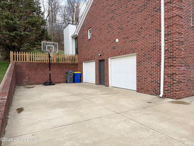 3410 Hardwood Forest Dr, Louisville, KY 40214