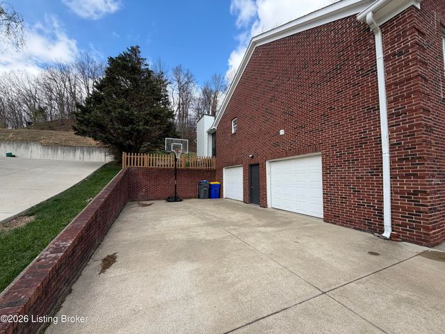 3410 Hardwood Forest Dr, Louisville, KY 40214