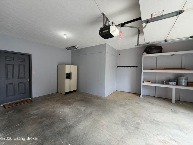 3410 Hardwood Forest Dr, Louisville, KY 40214