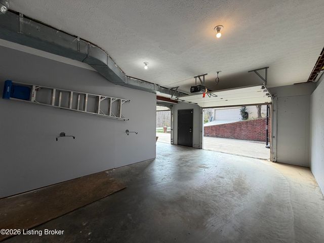 3410 Hardwood Forest Dr, Louisville, KY 40214