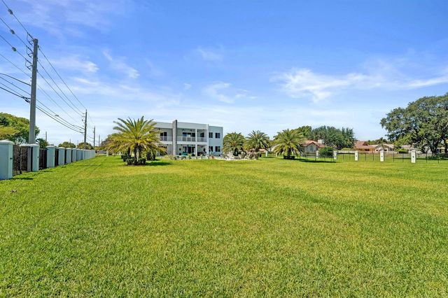 11201 SW 3rd Street, Plantation, FL 33325