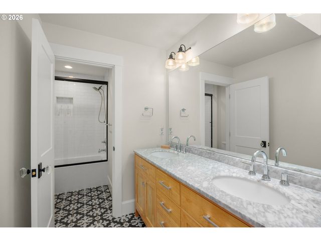 6040 LAKEVIEW Blvd, Lake Oswego, OR 97035