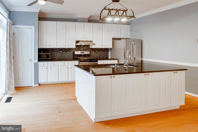 938 HERONS RUN LN, Woodbridge, VA 22191