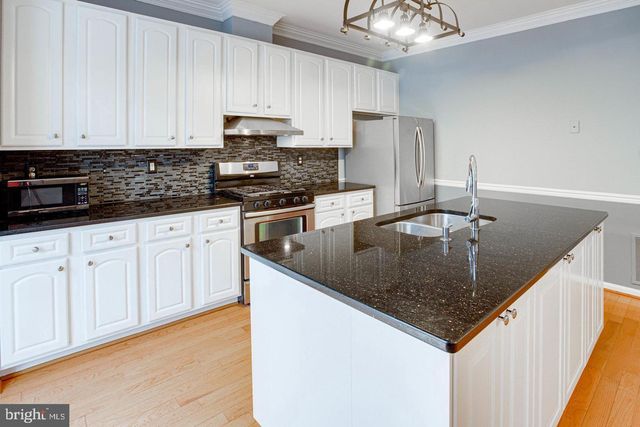 938 HERONS RUN LN, Woodbridge, VA 22191