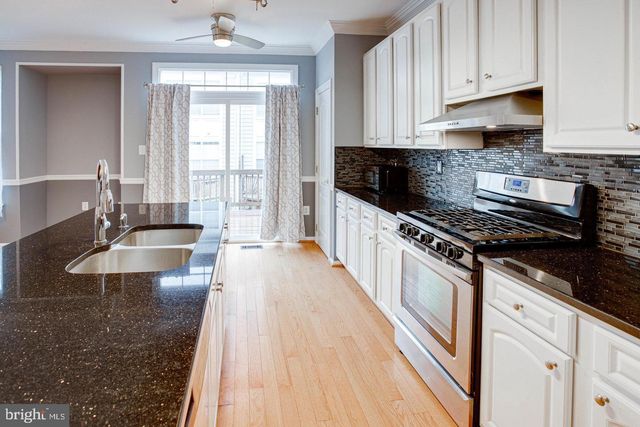 938 HERONS RUN LN, Woodbridge, VA 22191