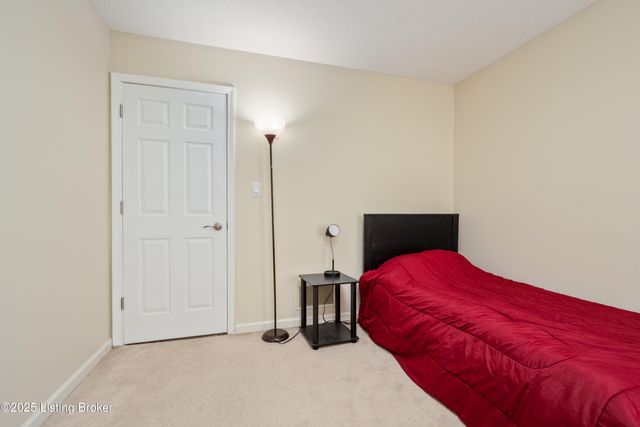 8705 Chelmer Ln, Louisville, KY 40220