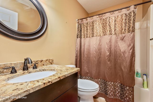 8705 Chelmer Ln, Louisville, KY 40220