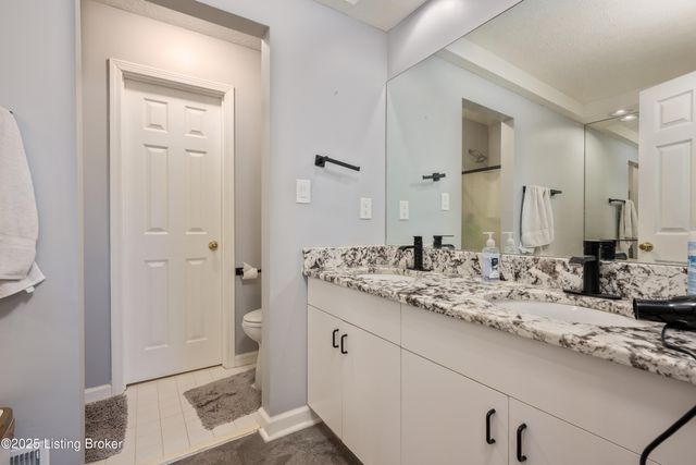 8705 Chelmer Ln, Louisville, KY 40220