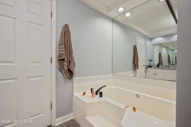 8705 Chelmer Ln, Louisville, KY 40220