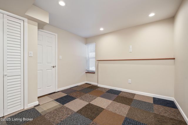 8705 Chelmer Ln, Louisville, KY 40220