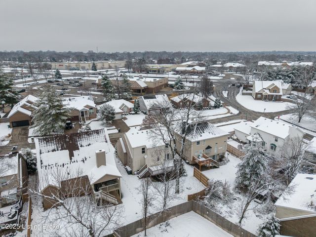 8705 Chelmer Ln, Louisville, KY 40220