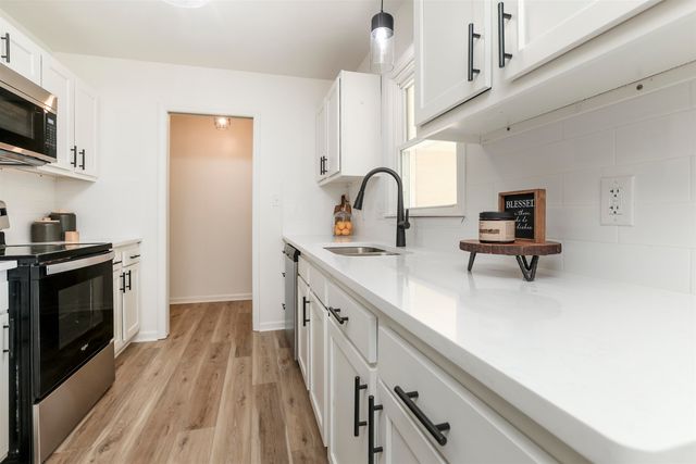 1017 S Dalton Dr, Wichita, KS 67207