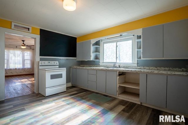 913 S 12TH Street, Herrin, IL 62948