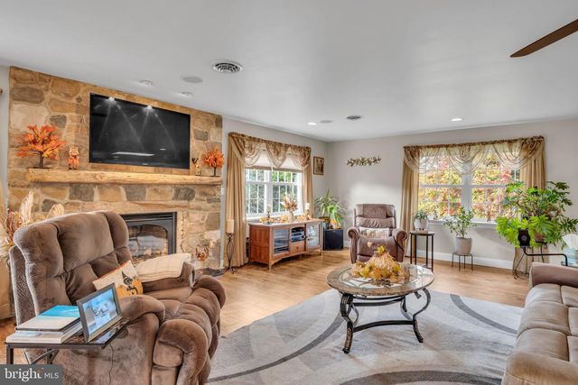 142 SUGARBOOT LN, Hanover, PA 17331