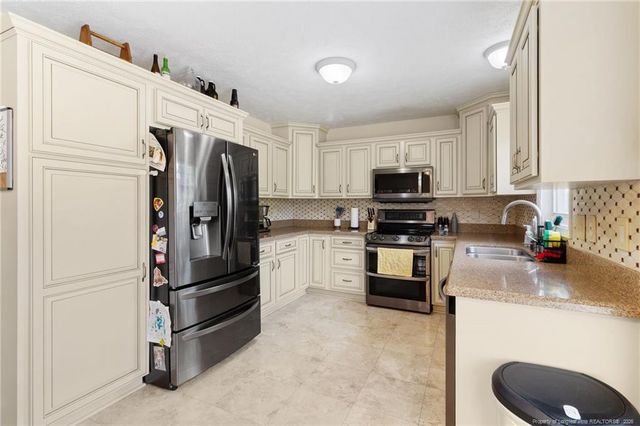 704 Fairbluff Drive, Hope Mills, NC 28348