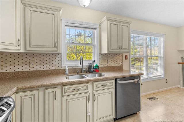 704 Fairbluff Drive, Hope Mills, NC 28348