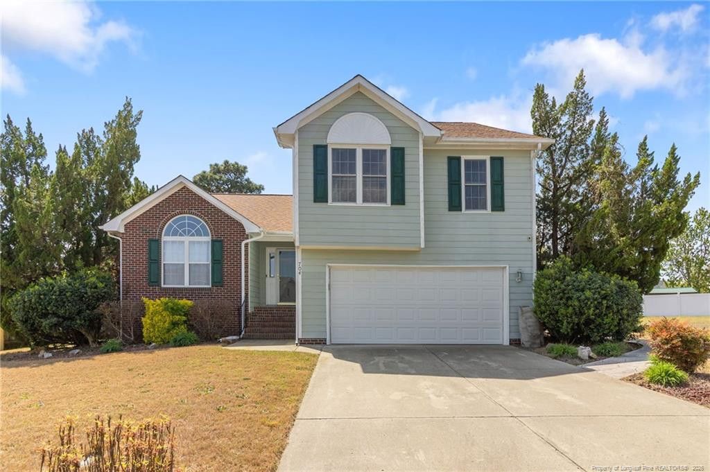 704 Fairbluff Drive, Hope Mills, NC 28348