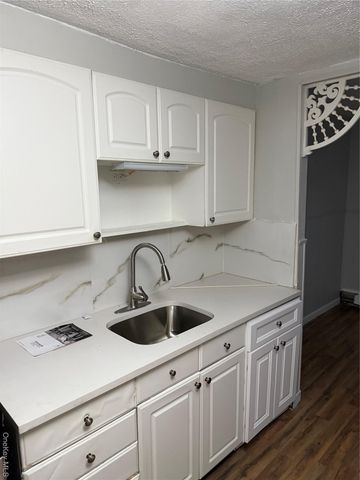 18 Leach Street, Lynbrook, NY 11563