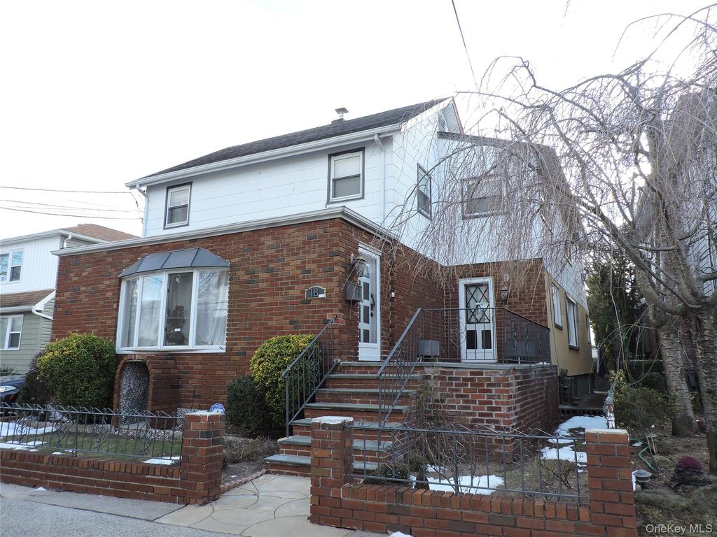 18 Leach Street, Lynbrook, NY 11563