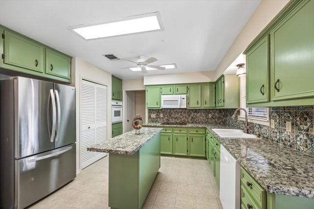 103 Bluebonnet Drive, Bellville, TX 77418
