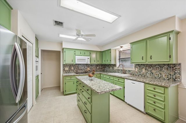 103 Bluebonnet Drive, Bellville, TX 77418